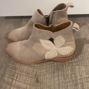 Frye tan leather flower boots sz 7.5